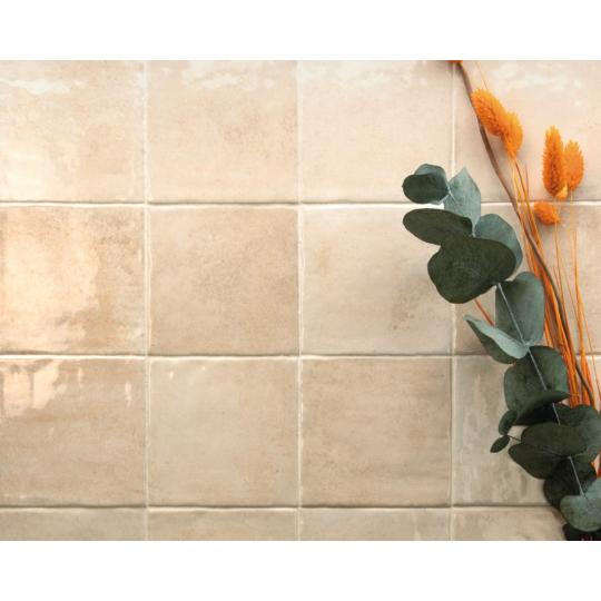 mediterran konyha bezs csempe fenyes falburkolat rusztikus szelu klasszikus kismeretu 10x10 vintage fa furdoszoba videki balaton felujitas burkolatok.jpg